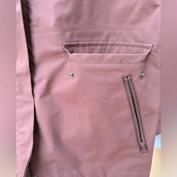 Vuori Women's Palisades Raincoat - Picture 4 of 5